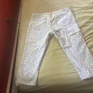 Skinny crop leopard print capris